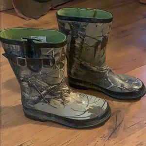 Youth camo rubber boot
